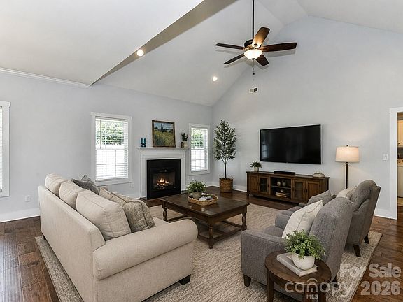 2nd image of 423 Ellicott Ln