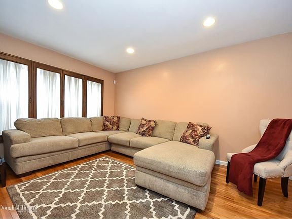 4th image of 350-21 Corona Ave