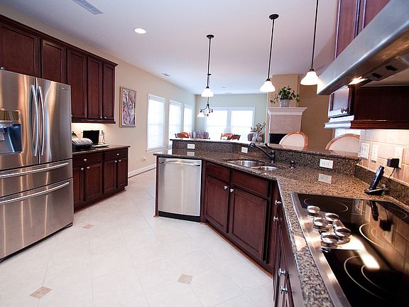 4th image of 1521 Rosehill Dr