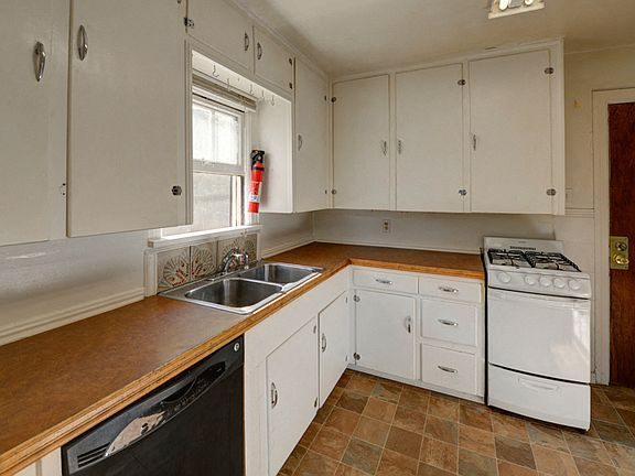 2126-2128 Baseline Road Kitchen