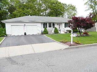 5 Vacation Ct, Holbrook, NY 11741