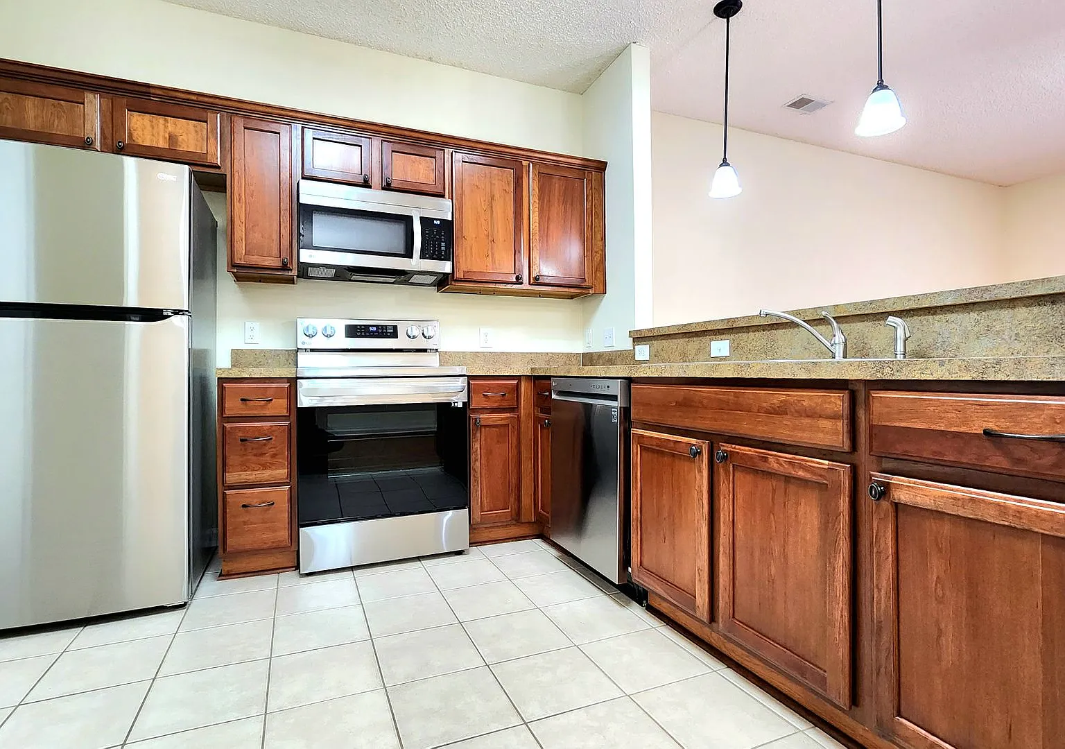 Like New town home centrally located to Ft. Stewart, HAAF,and Savannah — Photo 2