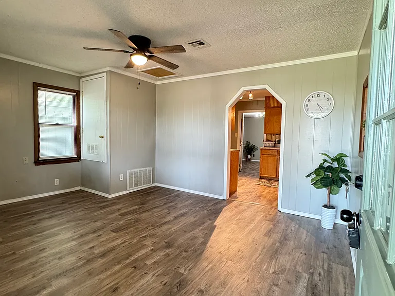 1240 E Walnut St — Photo 6