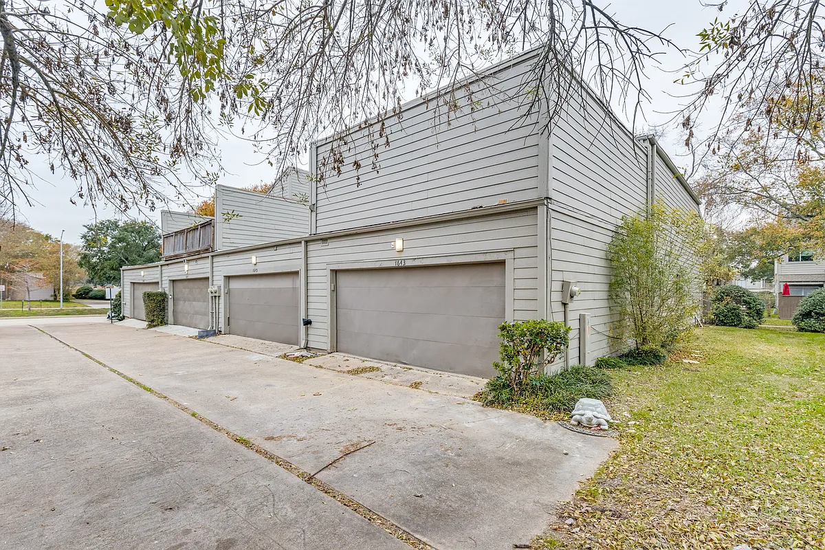 Building Photo - 1643 S Kirkwood Rd