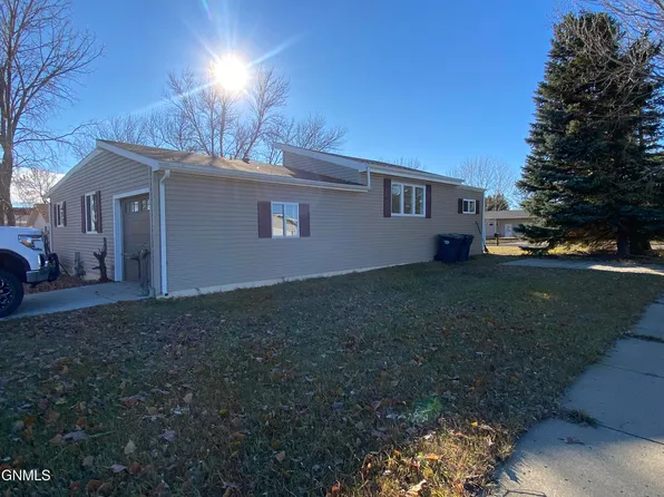 4700 Cortez Cir, Mandan, ND 58554