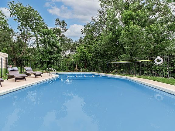 3rd image of 3701 Robinhood Dr APT 12D