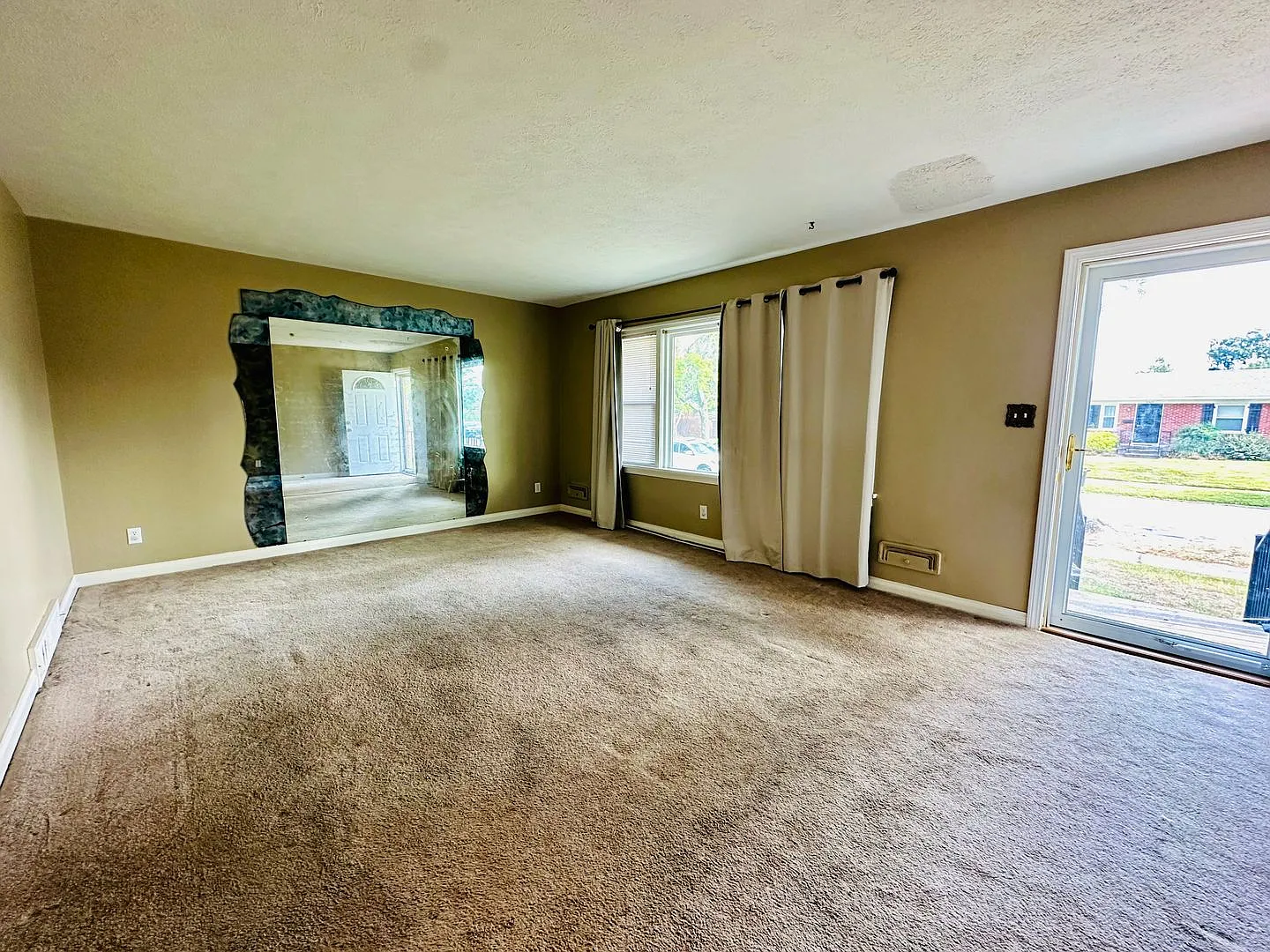Three bedroom/2 full bath in Hikes Point with detached garage! — Photo 3