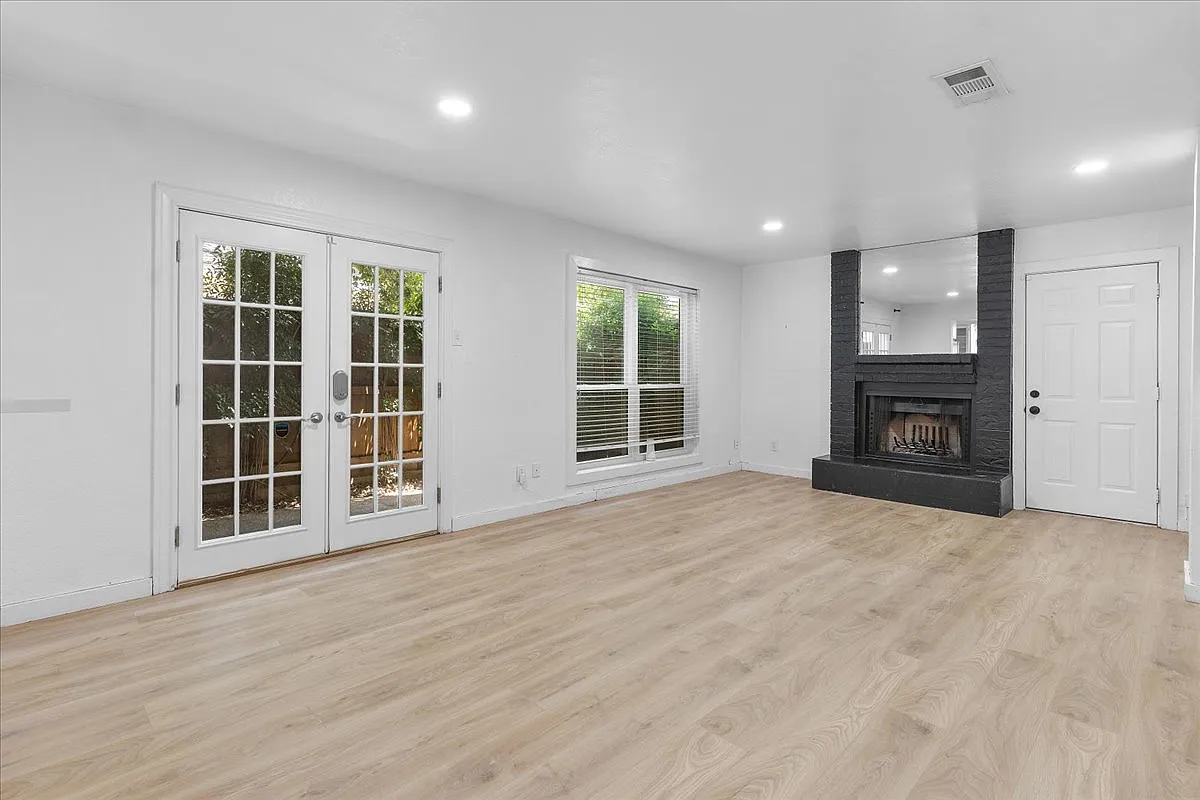2 bed, 1003 sqft, $2,750 — Photo 3