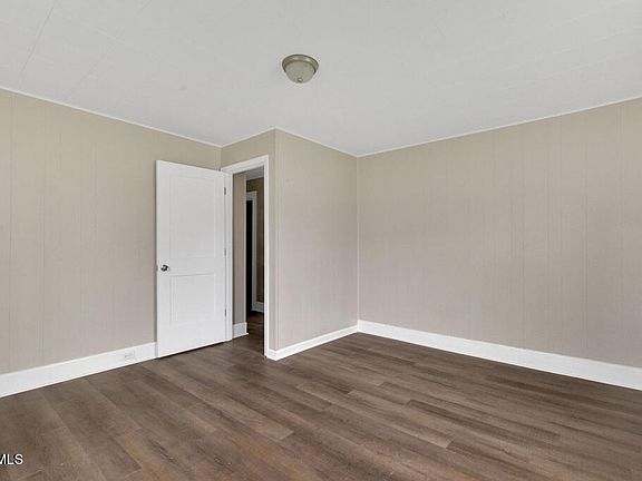 5th image of 123 Franklin St
