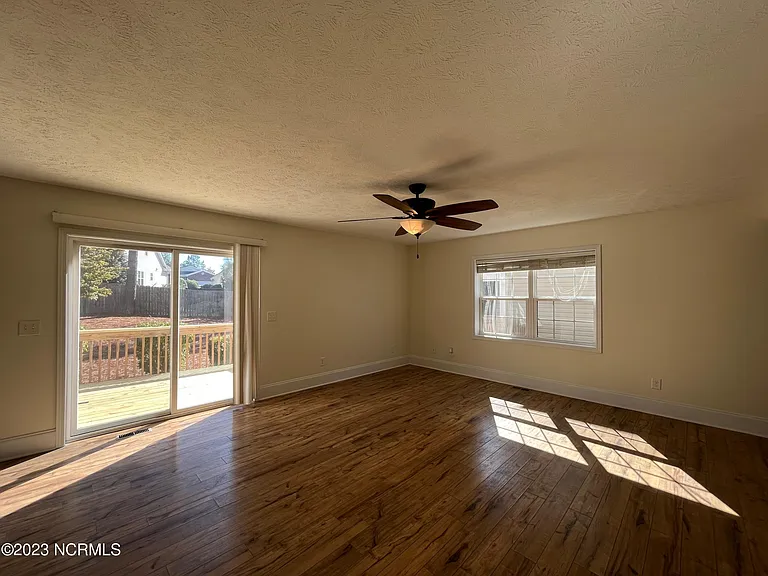 117 Lightwater Dr — Photo 3