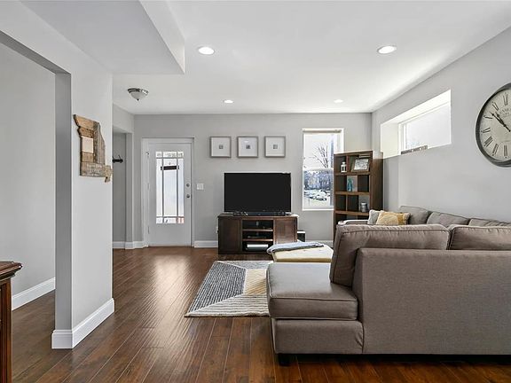 3rd image of 2135 Forest Ave