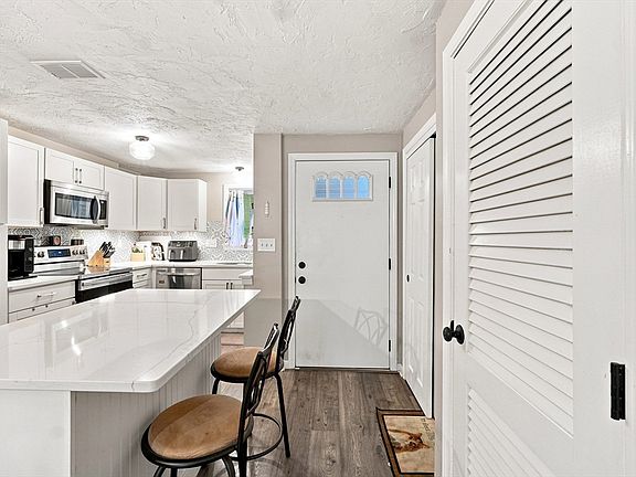 5th image of 194 Washington St APT B