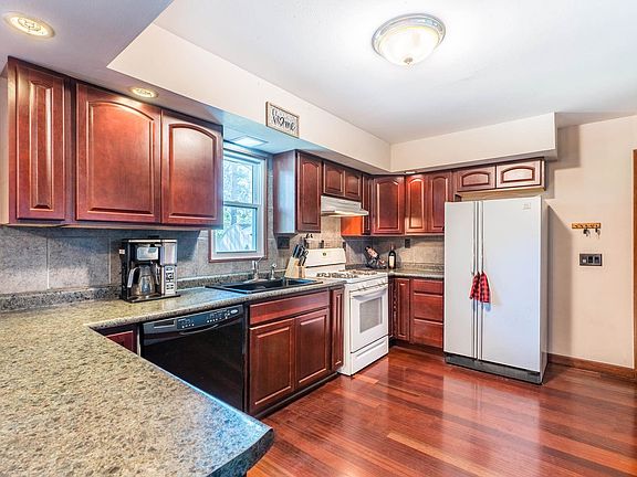 4th image of 1534 Pine Grove Dr