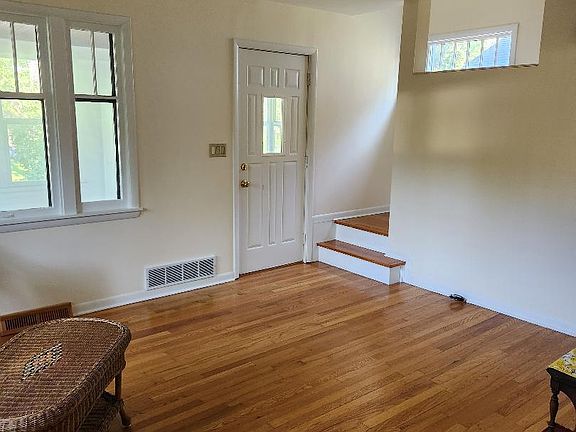 5th image of 3318 Paris Ave NE