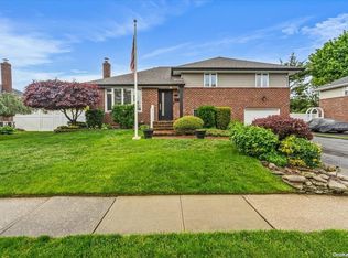 16 Vinton St, Massapequa, NY 11758