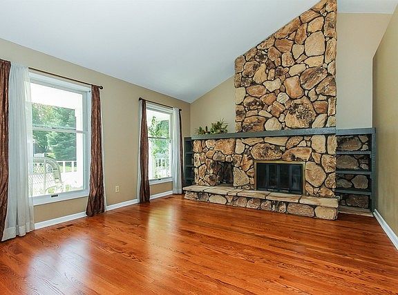 4th image of 2776 Garden Dr