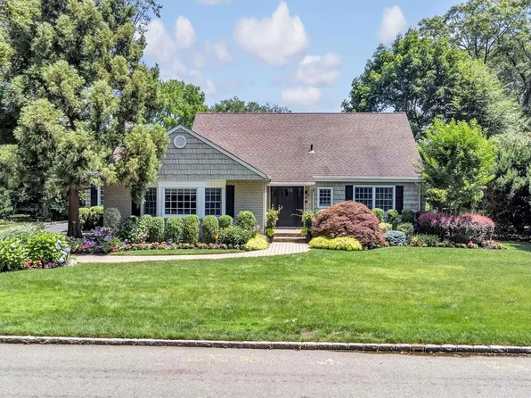 20 Canterbury Lane, East Hills, NY 11577