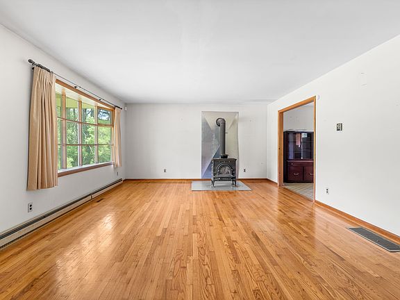 3rd image of 840 Nowlan Rd