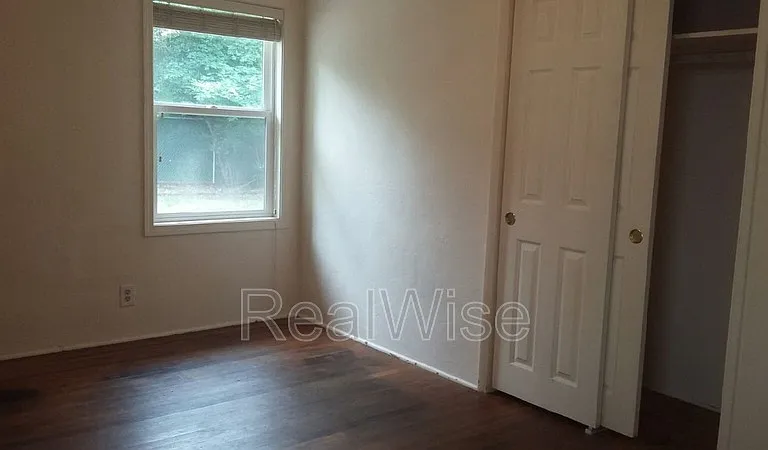 443 NE Baker Dr — Photo 10