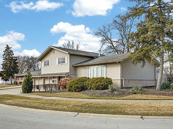3rd image of 15126 Chaucer Dr