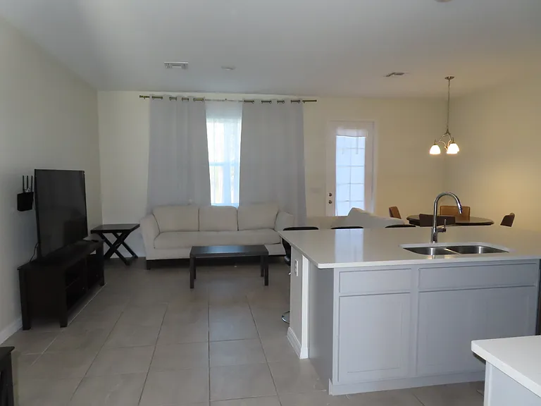 1537 Discovery St — Photo 3