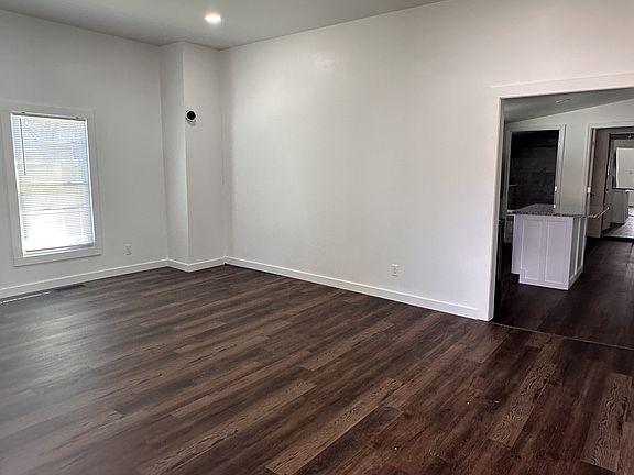 4th image of 401 Holmes St