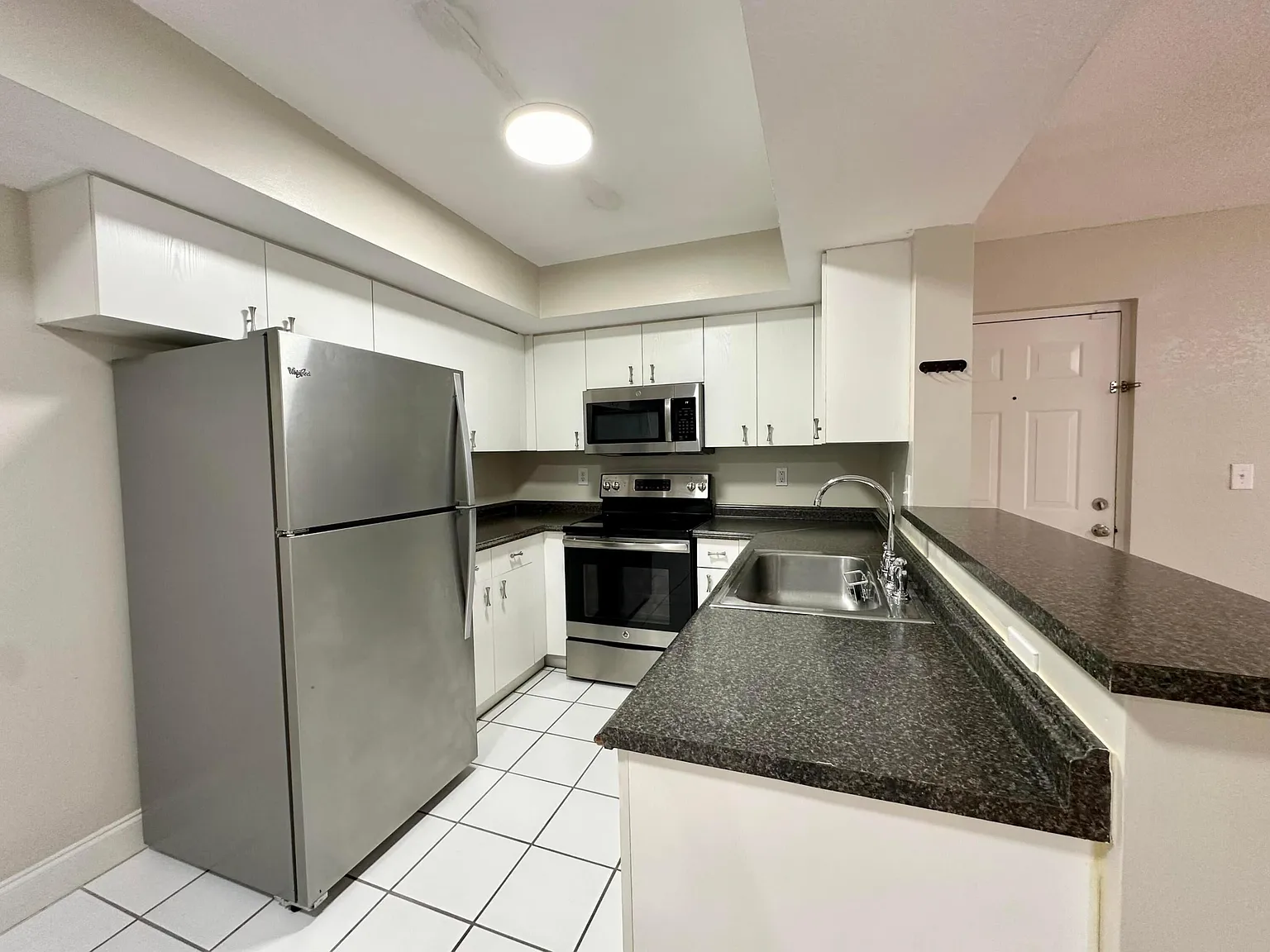 1 bed, 846 sqft, $1,700 — Photo 2