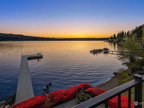 4th image of 3303 E Lake Sammamish Shore Lane SE