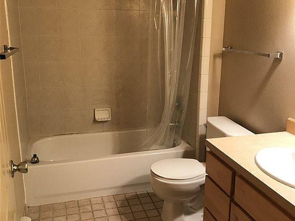 3rd image of 825 28th Ave APT 6