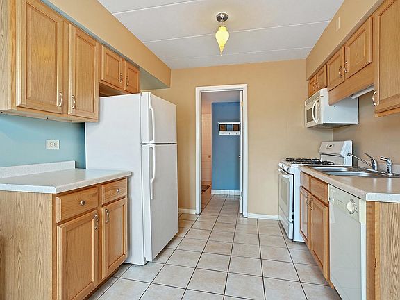 3rd image of 11037 S Kilbourn Ave APT 27