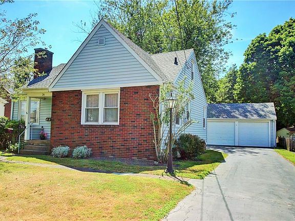 3rd image of 34 Hillcrest Dr