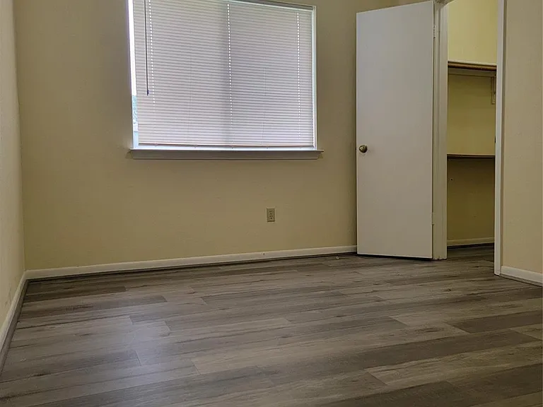 3907 Bartons Ct — Photo 12