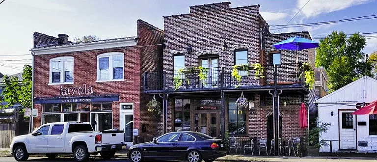 Just a 5-minute walk to Belmont restaurants