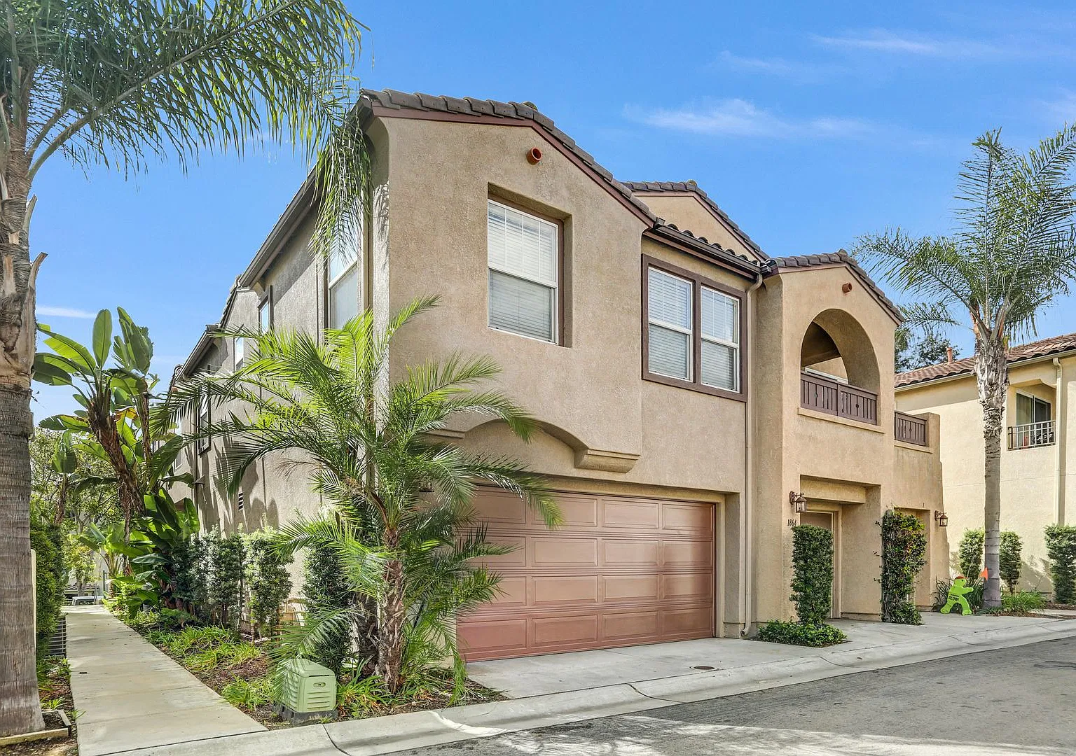 Beautiful 3 bedroom Otay Ranch Townhome + Large Attached 2 Car Garage — Photo 2