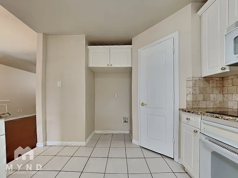 9860 Buckingham Ln — Photo 11
