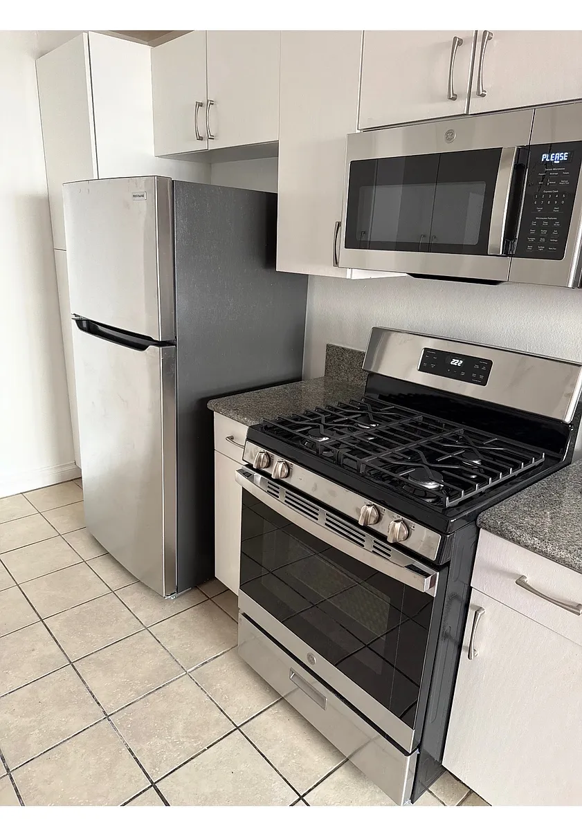 Building Photo - 9024 S Menlo Ave #2