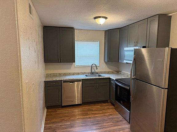 4th image of 5540 N Broadway St APT 15