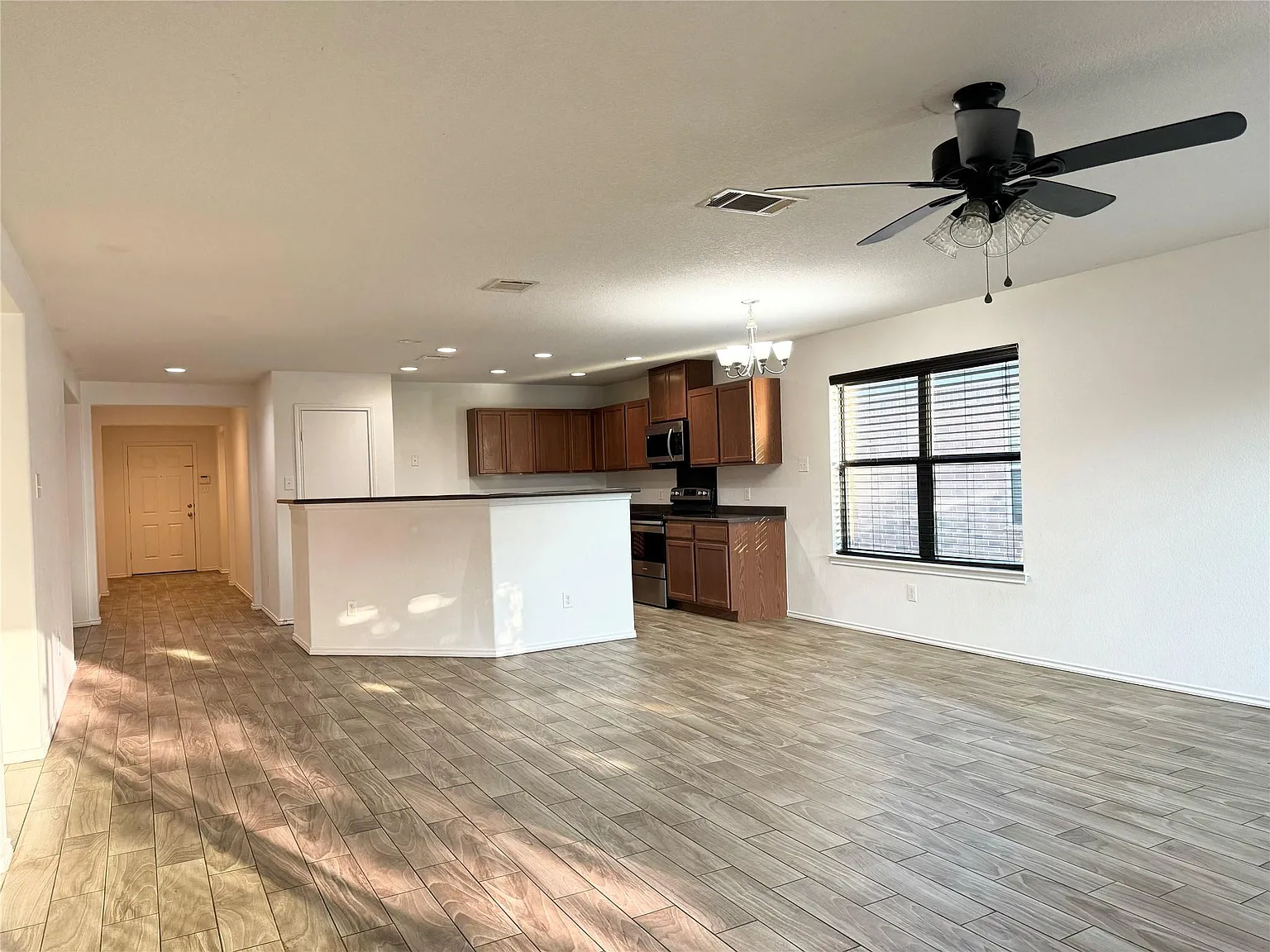 4 bed, 2.5 bath, 2108 sqft, $2,100 — Photo 3