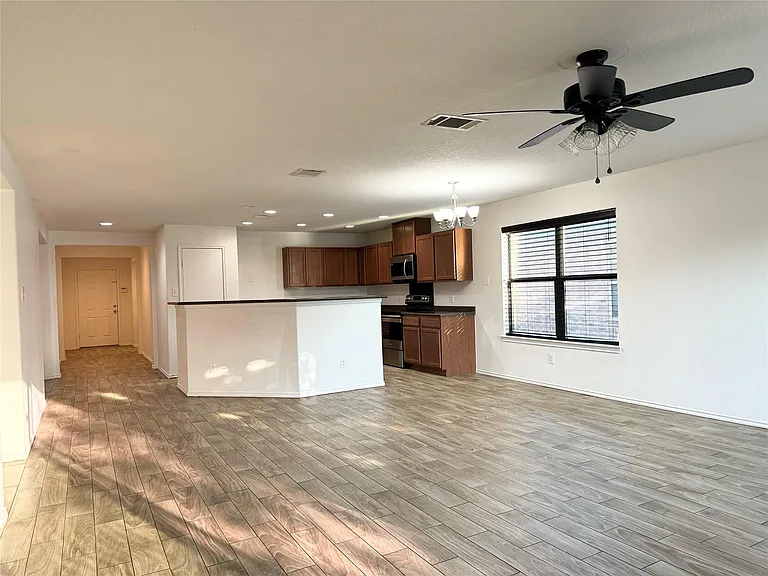 1152 Hyde Park Dr — Photo 2