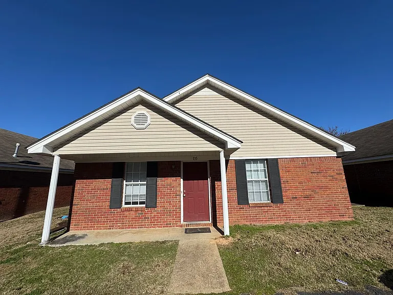135 Cypress Cir — Photo 1