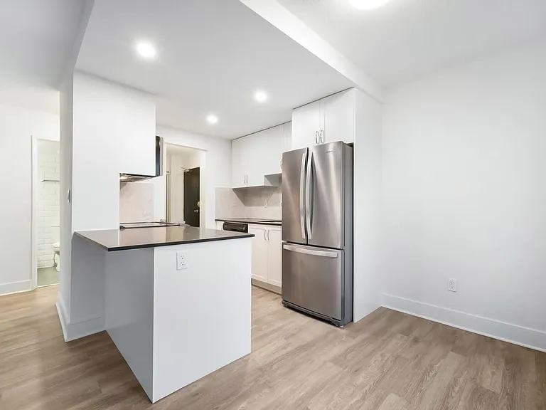 945 Jervis St #105 — Photo 20