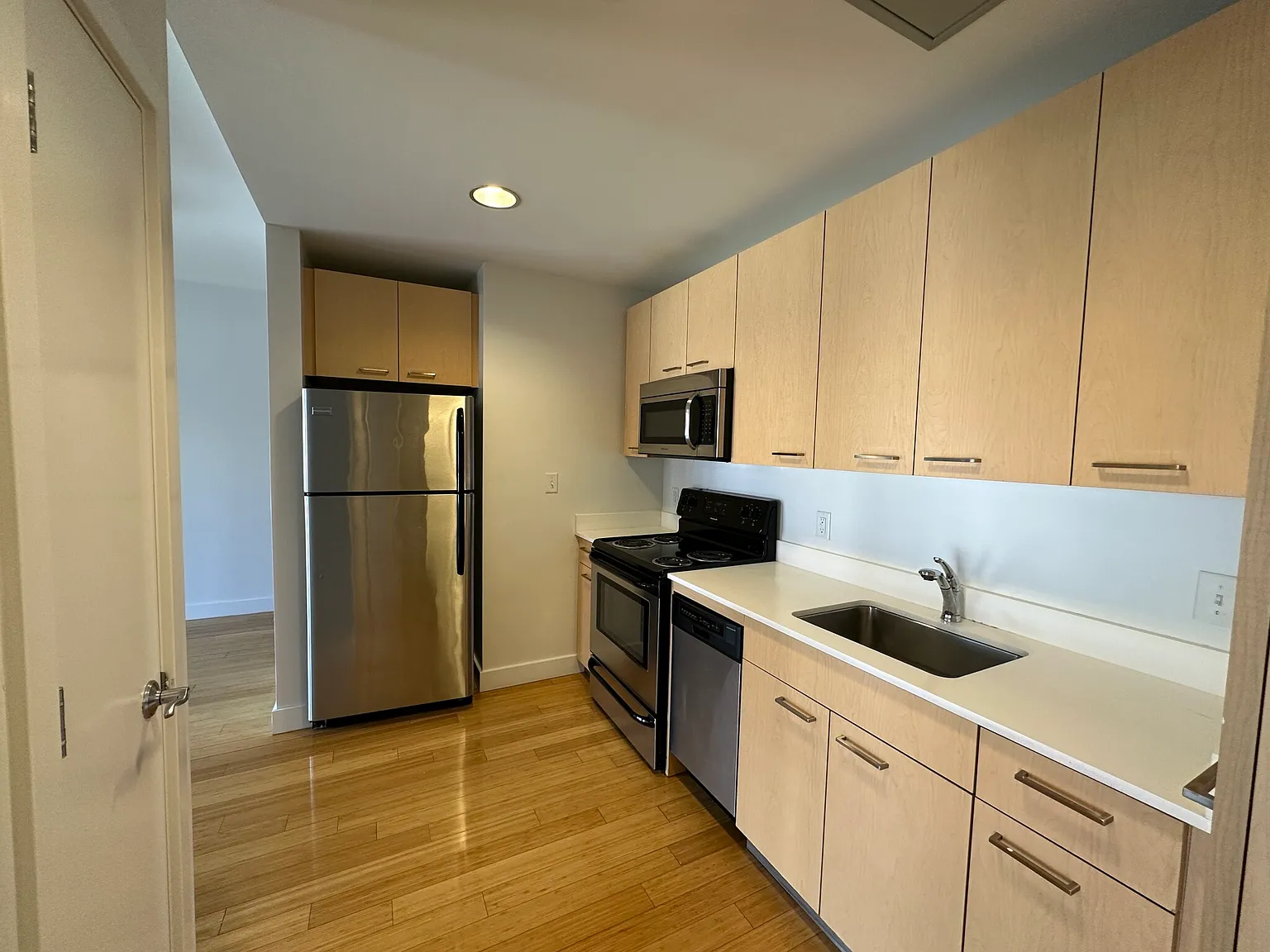 1 bed, 1.0 bath, 543 sqft, $3,300 — Photo 2