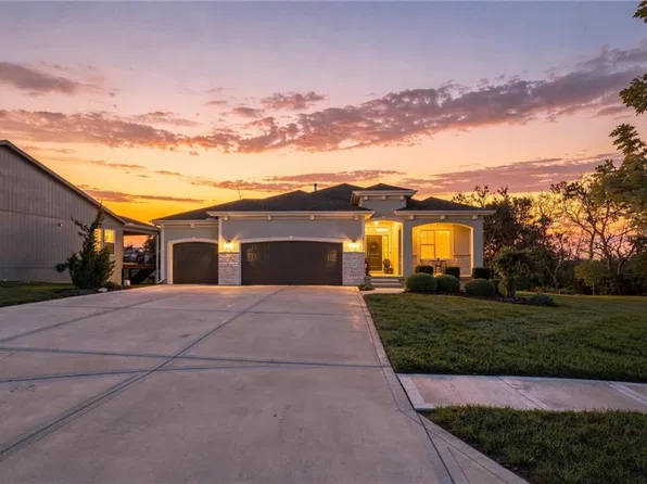 18804 W 189th St, Spring Hill, KS 66083