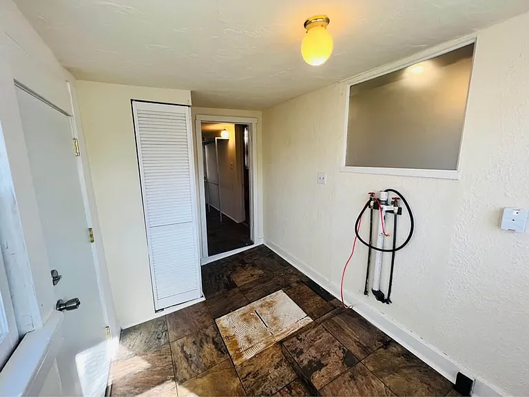 620 W London St — Photo 11