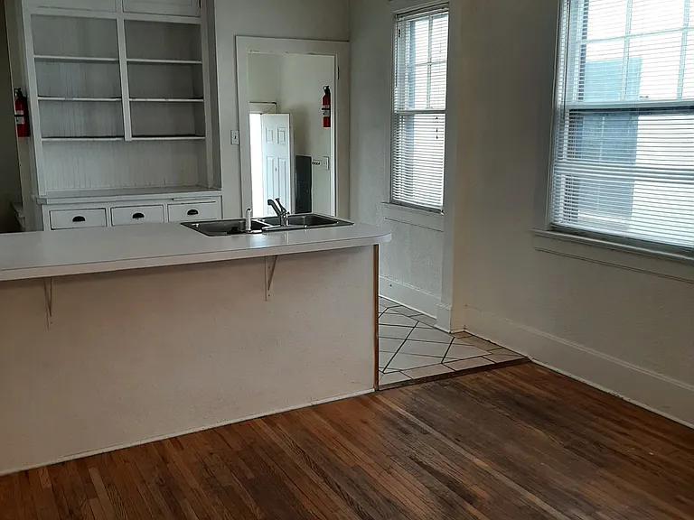 College Housing - 4 bedrooms — Photo 20