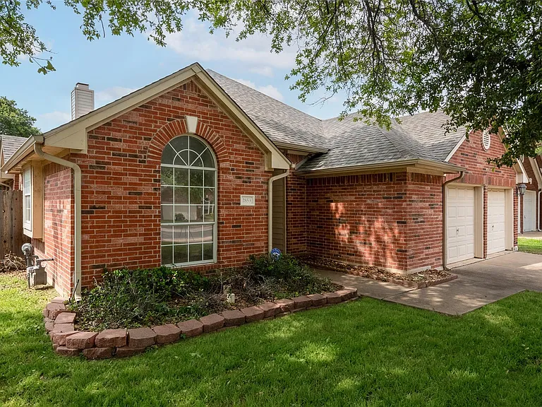 1853 Dapplegrey Ln — Photo 3
