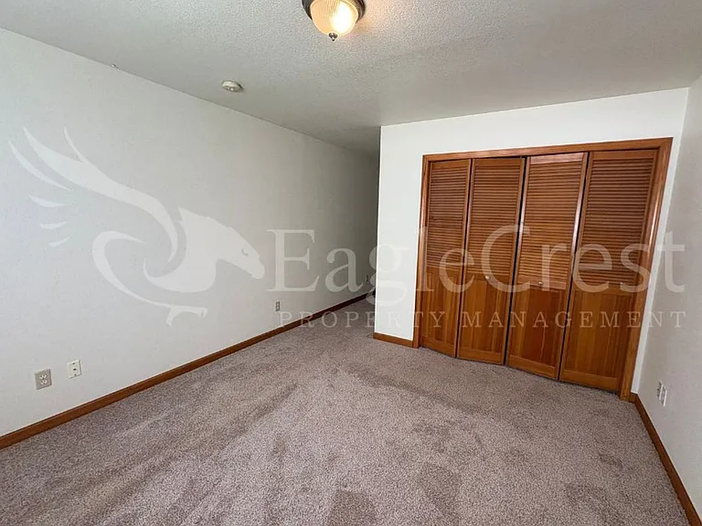 542 E Chestnut St — Photo 40