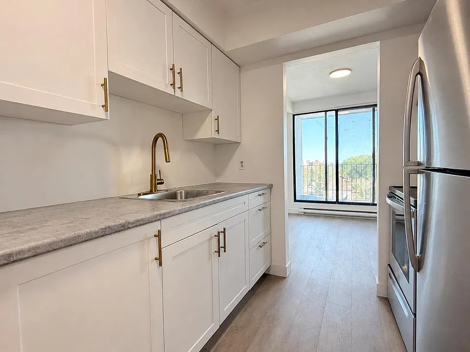 525 Wyandotte St E #703