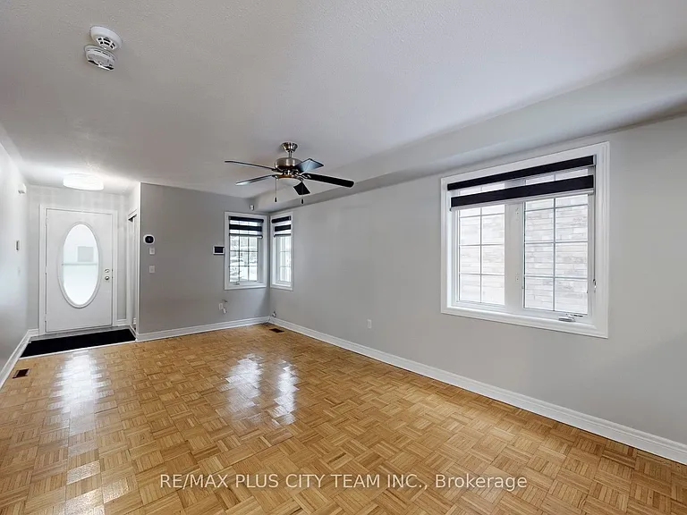4 Slessor Ln — Photo 2