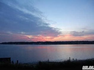 20 Corwin Ln, Hampton Bays, NY 11946